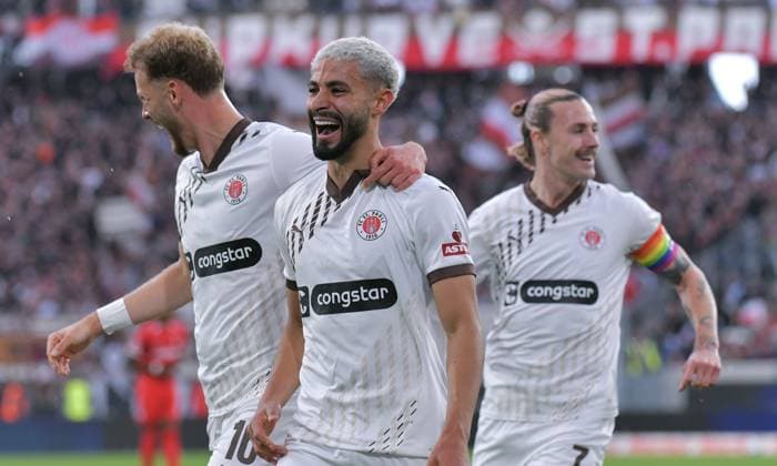 28 09 2024, xblx, Fussball 1 Bundesliga, SC Freiburg FC St Pauli emspor, v l Carlo Boukhalfa FC ST PAULI , Elias Saad FC ST PAULI , Goal scored, Goal to 0 1, celebrate the goal, Torjubel , Jubel, jubeln, jubelt, Jackson Irvine FC ST PAULI DFL DFB REGULATIONS PROHIBIT ANY USE OF PHOTOGRAPHS as IMAGE SEQUENCES and or QUASI VIDEO Freiburg