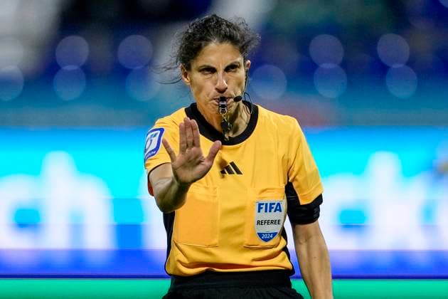 Dr Riem Hussein Referee , gives instructions, gestures, gesticulates with arms, single image, single photo, action, action, 06 10 2024, Sinsheim Hoffenheim Germany , Football, Google Pixel Women Bundesliga, TSG 1899 Hoffenheim SV Werder Bremen, DFB DFL REGULATIONS PROHIBIT ANY USE OF PHOTOGRAPHS AS IMAGE SEQUENCES AND OR QUASI VIDEO xozx