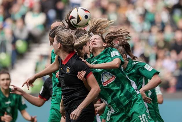 from left Caroline Kehrer Bayer 04 Leverkusen, 9 and Tuana Mahmoud SV Werder Bremen, 10 in header duel, header, duel, action, action, game scene, THE DFB REGULATIONS PROHIBIT ANY USE OF PHOTOGRAPHS AS IMAGE SEQUENCES AND OR QUASI VIDEO , 12 10 2024, Bremen Germany , Football, Google Pixel Womens Bundesliga, SV Werder Bremen Bayer 04 Leverkusen xobx