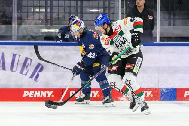 in duel, action, with Yasin Ehlitz 42 EHC Red Bull Muenchen , Thomas Schemitsch 62 Augsburger Panther , EHC Red Bull Muenchen vs Augsburger Panther, 10 Matchday, Ice Hockey, Penny DEL, 18 10 2024 Muenchen Bayern Germany Copyright: xkolbert-press ChristianxKolbertx