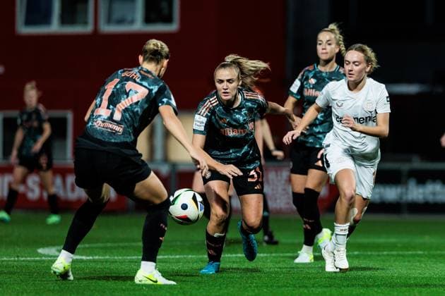 GOOGLE PIXEL Womens Bundesliga, Bayer 04 Leverkusen FC Bayern Munich 20 10 2024 duel Georgia Stanway FC Bayern Munich, 31 , Sofie Lena Zdebel Bayer 04 Leverkusen, 16 GOOGLE PIXEL Womens Bundesliga, Bayer 04 Leverkusen FC Bayern Munich, Leverkusen, Ulrich Haberland Stadion am 20 10 2024 DFB REGULATIONS PROHIBIT ANY USE OF PHOTOGRAPHS AS IMAGE SEQUENCES AND OR QUASI VIDEO Copyright: xBEAUTIFULxSPORTS Wunderlx
