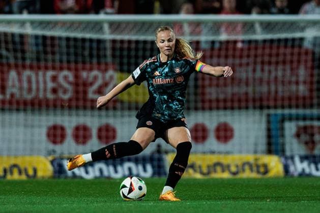 GOOGLE PIXEL Frauen Bundesliga, Bayer 04 Leverkusen FC Bayern München 20 10 2024 Glodis Perla Viggosdottir FC Bayern München, 4 am Ball GOOGLE PIXEL Frauen Bundesliga, Bayer 04 Leverkusen FC Bayern München, Leverkusen, Ulrich Haberland Stadion am 20 10 2024 DFB REGULATIONS PROHIBIT ANY USE OF PHOTOGRAPHS AS IMAGE SEQUENCES AND OR QUASI VIDEO Copyright: xBEAUTIFULxSPORTS Wunderlx