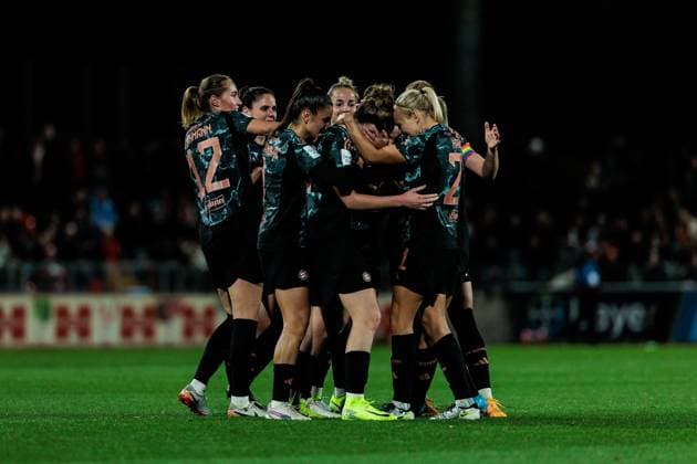 GOOGLE PIXEL Womens Bundesliga, Bayer 04 Leverkusen FC Bayern Munich 20 10 2024 Cheers for 2 3 by Alara Sehitler FC Bayern Munich, 14 GOOGLE PIXEL Womens Bundesliga, Bayer 04 Leverkusen FC Bayern Munich, Leverkusen, Ulrich Haberland Stadium on 20 10 2024 DFB REGULATIONS PROHIBIT ANY USE OF PHOTOGRAPHS AS IMAGE SEQUENCES AND OR QUASI VIDEO Copyright: xBEAUTIFULxSPORTS Wunderlx