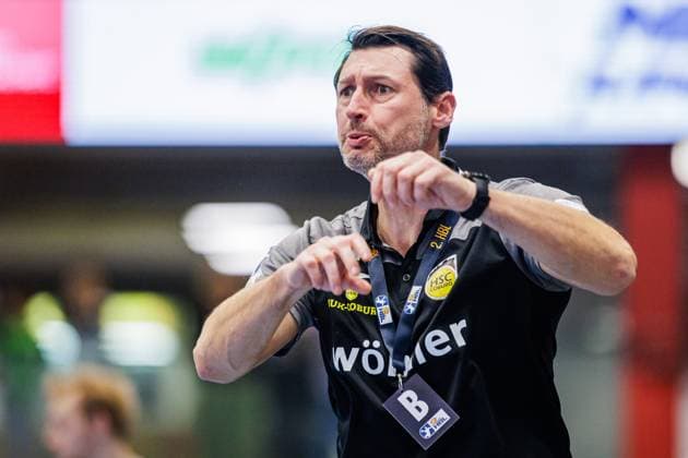 Anel Mahmutefendic HSC 2000 Coburg, Trainer aergert sich auf ist unzufrieden GER, GWD Minden vs HSC 2000 Coburg, Handball, 2 Bundesliga, Matchday 8, Season 2024 2025, 22 10 2024 GER, GWD Minden vs HSC 2000 Coburg, Handball, 2 Bundesliga, Matchday 8, Season 2024 2025, 22 10 2024 Luebbecke Copyright: xEibner-Pressefoto JanxRollingerx EP_JSK