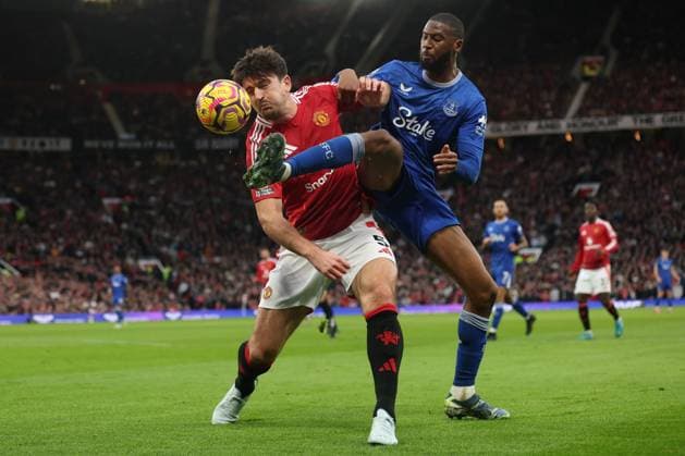 Bilder des Jahres 2024, Sport 12 Dezember Sport Themen der Woche KW48 Sport Bilder des Tages Harry Maguire of Manchester United, ManU and Beto of Everton Manchester United v Everton, Premier League, Football, Old Trafford, Manchester, UK - 01 Dec 2024 EDITORIAL USE ONLY No use with unauthorised audio, video, data, fixture lists, club league logos or live services. Online in-match use limited to 120 images, no video emulation. No use in betting, games or single club league player publications. Copyright: xPaulxCurrie Shutterstockx 14953402bo
