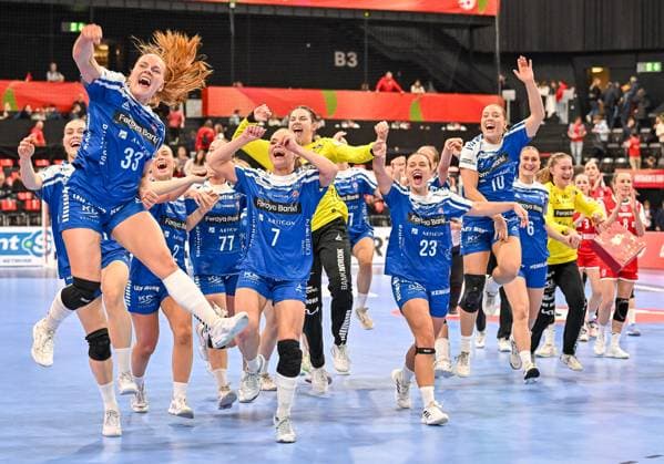 Team Faeroe Islands cheer about the 17 17 against Croatia with Turid Arge Samuelsen Faeroe Islands, 33 , Bjarta Osberg Johansen Faeroe Islands, 07 , Liv Sveinbjoernsdottir Poulsen Faeroe Islands, 23 and her teammates SUI, Croatia Faeroe Islands, Womens Handball, Womens EHF EURO 2024, Matchday 2, Group D, 01 12 2024 SUI, Croatia Faeroe Islands, Womens Handball, Womens EHF EURO 2024, Matchday 2, Group D, 01 12 2024 Basel Copyright: xEibner-Pressefoto ThomasxHessx EP_THS