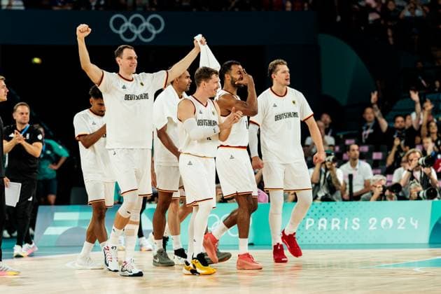 FRA, Paris, Olympic Games Paris 2024, 06 08 2024, Basketball Men Quarterfinals Germany Greece, Bercy Arena Cheering on the German bench Johannes Voigtmann Germany, 7 , Andreas Obst Germany, 42 , Johannes Thiemann Germany, 32 , Moritz Wagner Germany, 13 Copyright: HMBxMedia SteffiexWunderl