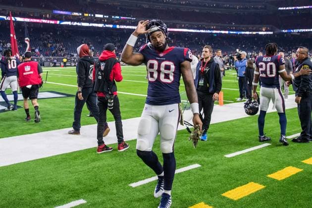 NFL, American Football Herren, USA 2018: Titans vs Texans NOV 26 November 26, 2018: Houston Texans tight end Jordan Akins (88) leaves the field after an NFL football game between the Tennessee Titans and the Houston Texans at NRG Stadium in Houston, TX. The Texans won the game 34 to 17...Trask Smith CSM Houston TX U.S. EDITORIAL USE ONLY Copyright: xx ZUMA-20181126_zaf_c04_326.jpg TraskxSmithx csmphototwo467653