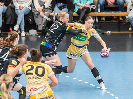 Lara Daeuble (Frisch Auf Frauen, 95) im Zweikampf mit Lotta Roepcke (VfL Oldenburg, 22), Frisch Auf Goeppingen vs. VfL Oldenburg, Handball, 1. Bundesliga, Spielzeit 2024 2025, 22.12.2024 Frisch Auf Goeppingen vs. VfL Oldenburg, Handball, 1. Bundesliga, Spielzeit 2024 2025, 22.12.2024 Goeppingen Copyright: xMichaelxSchmidt Eibner-Pressefotx EP_MST