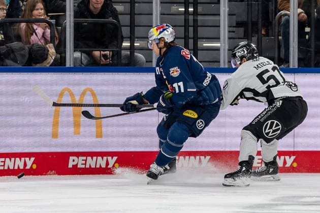 Fight for the puck duel between Markus Eisenschmid EHC Red Bull Muenchen, 11 and Andy Miele Grizzlys Wolfsburg, 51 GER, EHC Red Bull Muenchen vs Grizzlys Wolfsburg, Ice Hockey, DEL, Matchday 32, Season 2024 2025, 30 12 2024 GER, EHC Red Bull Muenchen vs Grizzlys Wolfsburg, Ice Hockey, DEL, Matchday 32, Season 2024 2025, 30 12 2024 Muenchen Copyright: xEibner-Pressefoto FranzxFeinerx EP_HFR