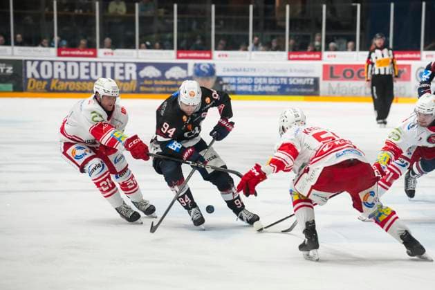 Battle for the puck duel between Mirko Sacher Eispiraten Crimmitschau, 21 vs Jan Nijenhuis Towerstars Ravensburg, 94 , GER, Ravensburg Towerstars vs Eispiraten Crimmitschau, Ice field hockey, DEL2, Season 2024 2025, Matchday 39, 21 01 25 GER, Ravensburg Towerstars vs Eispiraten Crimmitschau, Ice field hockey, DEL2, Season 2024 2025, Matchday 39, 21 01 25 Ravenburg Copyright: xEibner-Pressefoto MaximilianxRistx EP_MRT