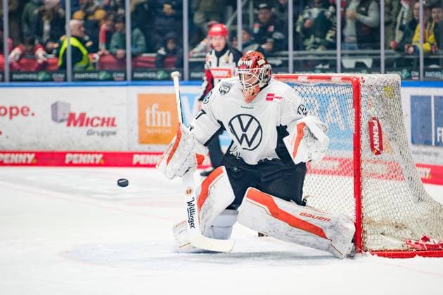 Hannibal Weitzmann 67, Grizzlys Wolfsburg at the match Augsburger Panther v Grizzlys Wolfsburg, Ice Hockey, Men, Penny DEL 2024 2025, 42 Matchday on 31 01 2025 in Augsburg, Curt Frenzel Stadion Bayern Germany