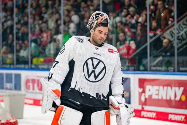 Hannibal Weitzmann 67, Grizzlys Wolfsburg at the match Augsburger Panther v Grizzlys Wolfsburg, Ice Hockey, Men, Penny DEL 2024 2025, 42 Matchday on 31 01 2025 in Augsburg, Curt Frenzel Stadion Bayern Germany