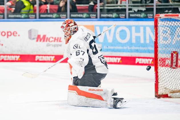 Hannibal Weitzmann 67, Grizzlys Wolfsburg at the match Augsburger Panther v Grizzlys Wolfsburg, Ice Hockey, Men, Penny DEL 2024 2025, 42 Matchday on 31 01 2025 in Augsburg, Curt Frenzel Stadion Bayern Germany
