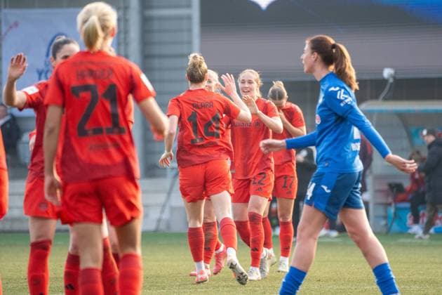 09.02.2025, xhfmx, Fussball Google Pixel Frauen-Bundesliga, TSG Hoffenheim Frauen - FC Bayern München v.l. Alara Sehitler (FC Bayern München Frauen) bejubelt Ihr Tor zum 2:1 mit Sydney Lohmann (FC Bayern München Frauen) und Klara Bühl (FC Bayern München Frauen) (DFL DFB REGULATIONS PROHIBIT ANY USE OF PHOTOGRAPHS as IMAGE SEQUENCES and or QUASI-VIDEO) Hoffenheim