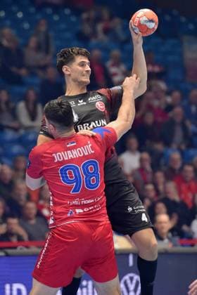 Nikolaj Enderleit MT Melsungen 4 on the ball , Milan Jovanovic RK Vojvodina, 98 , GER, MT Melsungen RK Vojvodina SER , Handball, EHF European League Maenner, Group Matches, Saison 2024 2025, 25 02 2025, GER, MT Melsungen RK Vojvodina, Handball, EHF Maenner, Group Matches, Saison 2024 2025, 25 02 2025 Kassel Copyright: xEibner-Pressefotox xRolandxSippex EP_RSL