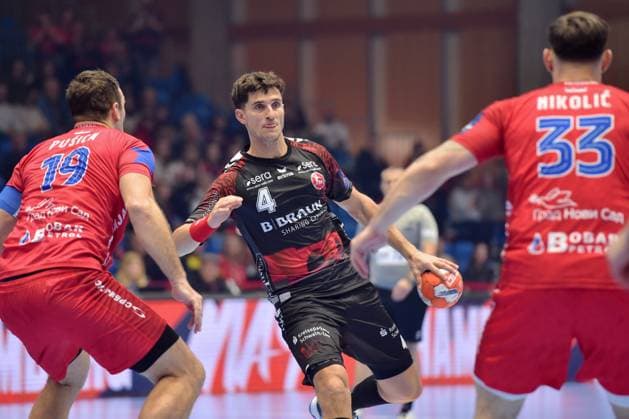 Nikolaj Enderleit MT Melsungen 4 on the ball , Miljan Pusica RK Vojvodina, 19 , Jovica Nikolic RK Vojvodina, 33 , GER, MT Melsungen RK Vojvodina SER , Handball, EHF European League Maenner, Group Matches, Saison 2024 2025, 25 02 2025, GER, MT Melsungen RK Vojvodina, Handball, EHF Maenner, Group Matches, Saison 2024 2025, 25 02 2025 Kassel Copyright: xEibner-Pressefotox xRolandxSippex EP_RSL