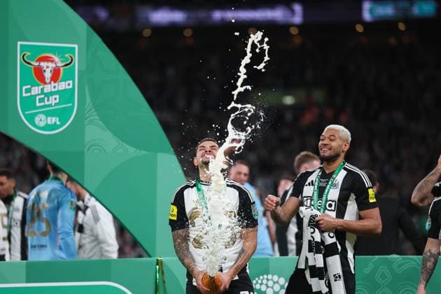 Sport Bilder des Tages Bruno Guimaraes of Newcastle United and Joelinton celebrate on the pitch after winning the Carabao Cup Liverpool v Newcastle United, EFL Carabao Cup, Final, Football, Wembley Stadium, London, UK - 16 Mar 2025 EDITORIAL USE ONLY No use with unauthorised audio, video, data, fixture lists, club league logos or live services. Online in-match use limited to 120 images, no video emulation. No use in betting, games or single club league player publications. Copyright: xPaulxCurrie Shutterstockx 15200282lu