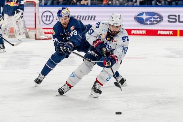 Battle for the puck duel between Maximilian Kastner EHC Red Bull Muenchen, 93 and Luke Esposito Adler Mannheim, 19 GER, EHC Red Bull Muenchen vs Adler Mannheim, ice hockey, DEL, playoffs, quarterfinals game 2, 2024 2025 season, 19 03 2025 GER, EHC Red Bull Muenchen vs Adler Mannheim, ice hockey, DEL, playoffs, quarterfinals game 2, 2024 2025 season, 19 03 2025 Muenchen Copyright: xEibner-Pressefoto HeikexFeinerx EP_HFR