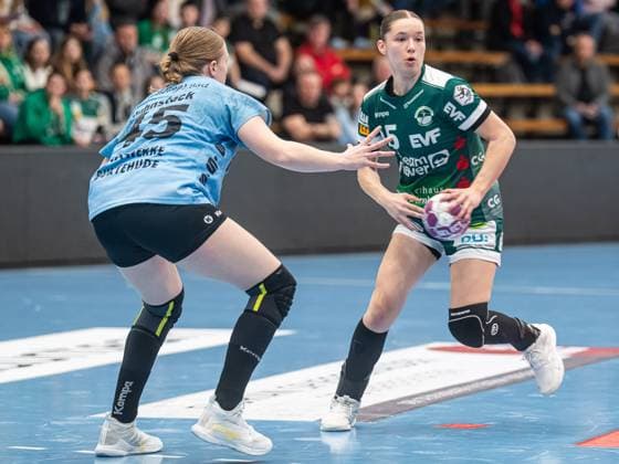 Lara Daeuble Frisch Auf Women, 95 in duel with Jolina Huhnstock Buxtehuder SV, 45 , Frisch Auf Goeppingen vs Buxtehuder SV, Handball, 1 Bundesliga, Season 2024 2025, 19 03 2025 Frisch Auf Goeppingen vs Buxtehuder SV, Handball, 1 Bundesliga, Season 2024 2025, 19 03 2025 Goeppingen Copyright: xMichaelxSchmidt Eibner-Pressefotx EP_MST