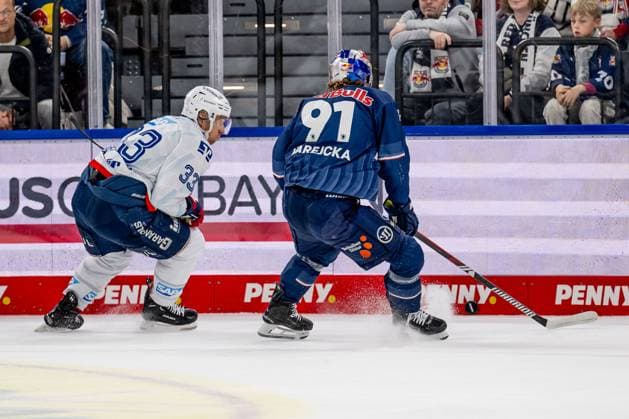 Battle for the puck duel between Markus Haennikaeinen Adler Mannheim, 33 and Filip Varejcka EHC Red Bull Muenchen, 91 GER, EHC Red Bull Muenchen vs Adler Mannheim, ice hockey, DEL, playoffs, quarterfinals game 4, 2024 2025 season, 23 03 2025 GER, EHC Red Bull Muenchen vs Adler Mannheim, ice hockey, DEL, playoffs, quarterfinals game 4, 2024 2025 season, 23 03 2025 Muenchen Copyright: xEibner-Pressefoto HeikexFeinerx EP_HFR