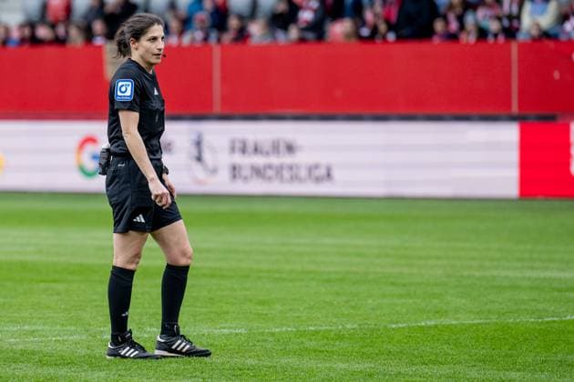 Riem Hussein Referee FC Bayern Muenchen Women vs Bayer 04 Leverkusen, Football, Google Pixel Women Bundesliga, Matchday 18, Season 2024 2025, 30 03 2025 DFL DFB REGULATIONS PROHIBIT ANY USE OF PHOTOGRAPHS as IMAGE SEQUENCES and or QUASI VIDEO FC Bayern Muenchen Women vs Bayer 04 Leverkusen, Football, Google Pixel Women Bundesliga, Matchday 18, Season 2024 2025, 30 03 2025 Muenchen Copyright: xEibner-Pressefoto HeikexFeinerx EP_HFR