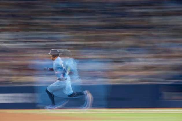 Bilder des Jahres 2025, Sport 03 März Sport Themen der Woche KW13 Sport Bilder des Tages March 30, 2025, Toronto, On, CANADA: Toronto Blue Jays outfielder George Springer (4) runs to second base after hitting a double during eighth inning MLB, Baseball Herren, USA baseball action against the Baltimore Orioles, in Toronto on Sunday, March 30, 2025. Canada News - March 30, 2025 - ZUMAc35_ 20250330_zaf_c35_059 Copyright: xChristopherxKatsarovx