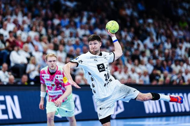 7 meter throw goal Lukas Zerbe THW Kiel, 24 GER, THW Kiel vs Fuechse Berlin, Handball, Bundesliga, Matchday, 27, Season 2024 2025, 16 04 2025 GER, THW Kiel vs Fuechse Berlin, Handball, Bundesliga, Matchday, 27, Season 2024 2025, 16 04 2025 Kiel Copyright: xEibner-Pressefoto MarcelxvonxFehrnx EP_MFN