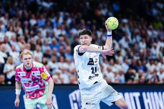 7 meter throw goal Lukas Zerbe THW Kiel, 24 GER, THW Kiel vs Fuechse Berlin, Handball, Bundesliga, Matchday, 27, Season 2024 2025, 16 04 2025 GER, THW Kiel vs Fuechse Berlin, Handball, Bundesliga, Matchday, 27, Season 2024 2025, 16 04 2025 Kiel Copyright: xEibner-Pressefoto MarcelxvonxFehrnx EP_MFN