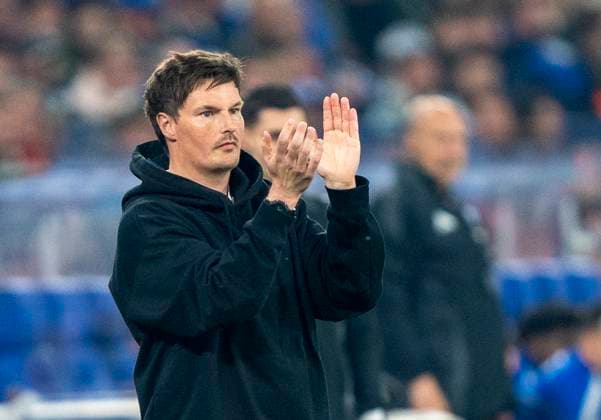Merlin Polzin Hamburger SV, Coach applauds his team 19 04 2025, Football, FC Schalke 04 Hamburger SV, 2 Fußball Bundesliga, 30 Spieltag, Veltins Arena Gelsenkirchen, Saison 2024 2025 DFB regulations prohibit any use of photographs as image sequences and or quasi video Copyright: HMBxMedia xMarcoxBader