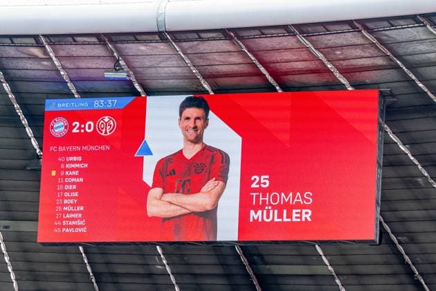 The scoreboard shows Thomas Mueller FC Bayern Muenchen, 25 before his substitution for his 500th Bundesliga match GER, FC Bayern Muenchen vs 1 FSV Mainz 05, Soccer, Bundesliga, Matchday 31, Season 2024 2025, 26 04 2025 DFL DFB REGULATIONS PROHIBIT ANY USE OF PHOTOGRAPHS as IMAGE SEQUENCES and or QUASI VIDEO GER, FC Bayern Muenchen vs 1 FSV Mainz 05, Football, Bundesliga, Matchday 31, Season 2024 2025, 26 04 2025 Muenchen Copyright: xEibner-Pressefoto HeikexFeinerx EP_HFR