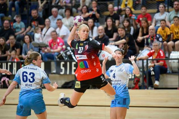 Insa Weisz Lintfort, 63 , Laura Penzes Halle, 37 , Sidney Lupisella Lintfort, 4 , SV Union Halle Neustadt vs TuS Lintfort, Handball Women, 2 Bundesliga, Matchday 26, Season 2024 25, 26 04 2025 Halle SWH Arena Sachsen Anhalt Germany