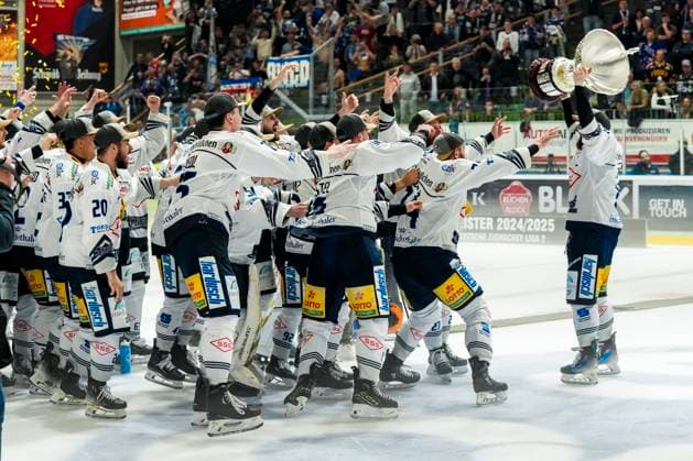DEL2 Champion 2025 Eisloewen Dresden Pokaluebergabe , GER, Ravensburg Towerstars vs Dresdner Eisloewen, Ice Hockey, DEL2, Season 2024 2025, Playoff Final Game 7, 29 04 25 GER, Ravensburg Towerstars vs Dresdner Eisloewen, Ice Hockey, DEL2, Season 2024 2025, Playoff Final Game 7, 29 04 25 Ravenburg Copyright: xEibner-Pressefoto MaximilianxRistx EP_MRT