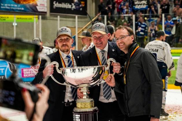 Niklas Sundblad Dresdner Eisloewen, head coach Sundblad Kilpivaara Dresdner Eisloewen, assistant coach Matthias Roos sports director, Eisloewen Dresden with the DEL2 championship trophy, GER, Ravensburg Towerstars vs Dresdner Eisloewen, Ice Hockey, DEL2, Season 2024 2025, Playoff Final Game 7, 29 04 25 GER, Ravensburg Towerstars vs Dresdner Eisloewen, Ice Hockey, DEL2, Season 2024 2025, Playoff Final Game 7, 29 04 25 Ravenburg Copyright: xEibner-Pressefoto MaximilianxRistx EP_MRT