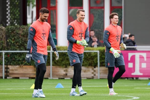 The goalkeepers on their way to training, Manuel Neuer FC Bayern Muenchen, 01 with Jonas Urbig FC Bayern Muenchen, 40 and Sven Ulreich FC Bayern Muenchen, 26 , GER, Public training, FC Bayern Muenchen, Football, Season 2024 2025, 06 05 2025, GER, Public training, FC Bayern Muenchen, Football, Season 2024 2025, 06 05 2025 Muenchen Copyright: xEibner-Pressefoto JennixMaulx EP_JML
