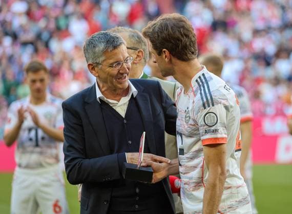 Herbert Hainer FC Bayern Muenchen, President with Thomas Mueller FC Bayern Muenchen, 25 at the pre-match farewell, GER, FC Bayern Muenchen vs Borussia Moenchengladbach, Football, Bundesliga, Matchday 33, Season 2024 2025, 10 05 2025, DFL DFB REGULATES PROHIBIT ANY USE OF PHOTOGRAPHS as IMAGE SEQUENCES and or QUASI VIDEO, GER, FC Bayern Muenchen vs Borussia Moenchengladbach, Football, Bundesliga, Matchday 33, Season 2024 2025, 10 05 2025 Muenchen Copyright: xEibner-Pressefoto JennixMaulx EP_JML