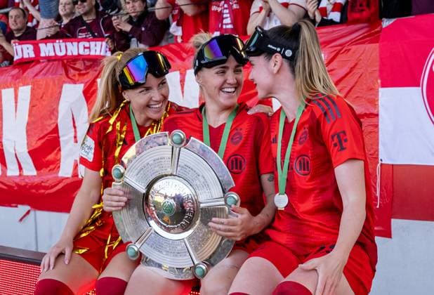 Glodis Perla Viggosdottir FC Bayern Muenchen Frauen, 4 , Georgia Stanway FC Bayern Muenchen Frauen, 31 and Sarah Zadrazil FC Bayern Muenchen Frauen, 25 with championship trophy in front of the fan curve FC Bayern Muenchen Frauen vs SGS Essen 1968, Soccer, Google Pixel Frauen Bundesliga, 22 Matchday, Season 2024 2025, 11 05 2025 DFL DFB REGULATIONS PROHIBIT ANY USE OF PHOTOGRAPHS as IMAGE SEQUENCES and or QUASI VIDEO FC Bayern Muenchen Frauen vs SGS Essen 1968, Football, Google Pixel Frauen Bundesliga, 22 Matchday, Season 2024 2025, 11 05 2025 Muenchen Copyright: xEibner-Pressefoto HeikexFeinerx EP_HFR