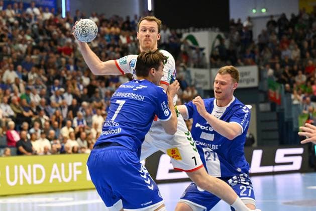 Felix Claar SC Magdeburg 7 vs Julian Koester VfL Gummersbach 7 and Kristjan Horzen VfL Gummersbach 27 VfL Gummersbach vs SC Magdeburg, Handball, Daikin 1 Bundesliga, Matchday 29, Season 2024 2025, Schwalbe Arena Gummersbach, 15.05 2025 VfL Gummersbach vs SC Magdeburg, Handball, Daikin 1 Bundesliga, Matchday 29, Season 2024 2025, Schwalbe Arena Gummersbach, 15.05 2025 Gummersbach Copyright: xEibner-Pressefoto JuergenxAugstx EP_JAT