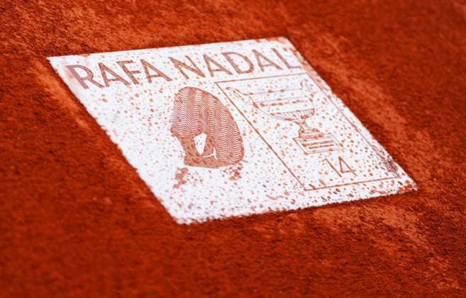Sport Bilder des Tages The permanent tile on the floor in honour of Rafa Nadal revealed during the ceremony in his honour on the clay of Philippe Chtrier Court French Open Tennis, Day One, Tennis, Roland Garros, Paris, France - 25 May 2025 EDITORIAL USE ONLY No use with unauthorised audio, video, data, fixture lists, club league logos or live services. Online in-match use limited to 120 images, no video emulation. No use in betting, games or single club league player publications. Copyright: xJavierxGarcia Shutterstockx 15314618dq