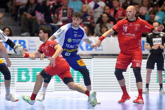 Erik Balenciaga MT Melsungen 6 on the ball , Justin Kurch ThSV Eisenach, 52 , Arnar Freyr Arnarsson MT Melsungen 21 , GER, MT Melsungen ThSV Eisenach, Handball, 1 Bundesliga, 32 Matchday, Season 2024 2025, 01 06 2025, GER, MT Melsungen ThSV Eisenach, Handball, 1 Bundesliga, 32 Matchday, Season 2024 2025, 01 06 2025 Kassel Copyright: xEibner-Pressefotox xRolandxSippelx EP_RSL