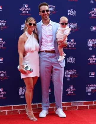 Atlanta Braves first baseman Matt Olson and his family walk on the red carpet before the start of the 2025 MLB, Baseball Herren, USA All-Star game at Truist Park in Atlanta, Georgia on Tuesday, July 15, 2025. ATL20250715006 MIKExZARRILLI