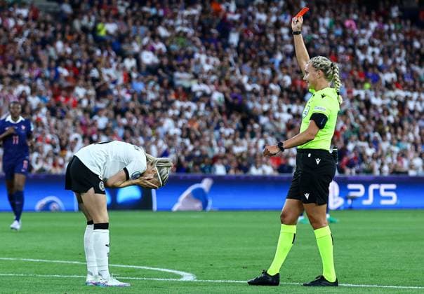Sport Bilder des Tages KathrinHendrich of Germany Women receives a red card and is sent off France Women v Germany Women, UEFA European Women s Championship, Quarter Final, Football, St. Jakob Park, Basel, Switzerland - 19 Jul 2025Basel St. Jakob Park Switzerland EDITORIAL USE ONLY No use with unauthorised audio, video, data, fixture lists, club league logos or live services. Online in-match use limited to 120 images, no video emulation. No use in betting, games or single club league player publications. Copyright: xMichaelxZemanek Shutterstockx 15403243ag