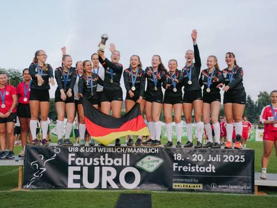 Leoni Modenese Germany, 01 , Eva Winkler Germany, 02 , Annalena Schmid Germany, 03 , Sophia Meister Germany, 04 , Lea Delitzscher Germany, 05 , Patricia Lebherz Germany, 06 , Larissa Keser Germany, 07 , Jana Ehrhardt Germany, 09 , Lisa Knodel Germany, 10 , , Jordan Nadermann Germany, 12 , Sonja Pfrommer Germany, coach , Anna Lisa Aldinger Germany, head coach at the award ceremony, Fistball, U21 European Championship, 19 07 25 Fistball, U21 European Championship, 19 07 25 Freistadt Copyright: xEibner-Pressefoto LarsxNeumannx EP_LNN