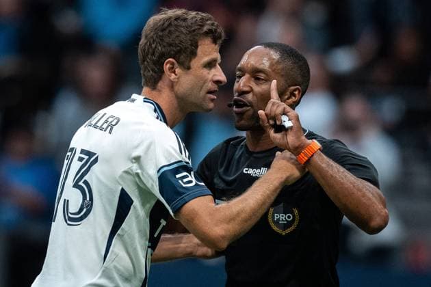 August 17, 2025, Vancouver, Bc, CANADA: Vancouver Whitecaps Thomas Muller (13) speaks with referee Jon Freeman after his goal against the Houston Dynamo was disallowed during the second half of an MLS, Fussball Herren, USA soccer match in Vancouver, B.C., Sunday, Aug. 17, 2025. Canada News - August 17, 2025 - ZUMAc35_ 20250817_zaf_c35_158 Copyright: xEthanxCairnsx