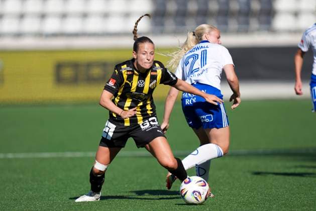 GOTHENBURG, SWEDEN 20250823 Häcken s Anna Anvegard 10 dribbles past Norrköping s Freja Lindwall 21 during Saturday s Allsvenskan football match between BK Häcken and IFK Norrköping at Bravida Arena GÖTEBORG SWEDEN x9200x Copyright: xBjörnxLarssonxRosvall TTx WOMEN S SWEDISH HÄCKEN-IFK NORRKÖPING