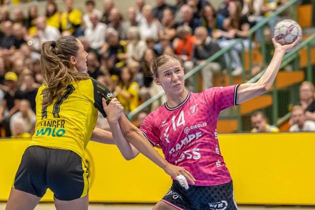 Alicia Langer Borussia Dortmund, 17 vs Klara Schlegel TuS Metzingen, 14 GER, Borussia Dortmund vs TuS Metzingen, Handball, ALSCO Womens Bundesliga, Season 2025 2026, 1 Matchday, 30 08 2025 GER, Borussia Dortmund vs TuS Metzingen, Handball, ALSCO Womens Bundesliga, Season 2025 2026, 1 Matchday, 30 08 2025 Dortmund Copyright: xEibner-Pressefoto WolfgangxStummx EP_EER