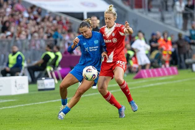 Fight for the ball duel between Carlotta Wamser Bayer 04 Leverkusen, 37 and Carolin Simon FC Bayern Muenchen Frauen, 30 FC Bayern Muenchen Frauen vs Bayer 04 Leverkusen, Soccer, Google Pixel Women Bundesliga, 1 Matchday, Season 2025 2026, 06 09 2025 DFL DFB REGULATIONS PROHIBIT ANY USE OF PHOTOGRAPHS as IMAGE SEQUENCES and or QUASI VIDEO FC Bayern Muenchen Frauen vs Bayer 04 Leverkusen, Football, Google Pixel Frauen Bundesliga, 1 Spieltag, Saison 2025 2026, 06 09 2025 Muenchen Copyright: xEibner-Pressefoto HeikexFeinerx EP_HFR