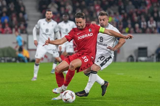 Christian Günter Christian Guenter (SC Freiburg, 30) im Zweikampf mit Xherdan Shaqiri (FC Basel, 10) , Deutschland, Fussball, UEFA Europa League, 1.Spieltag, Ligaphase, 2025 2026, SC Freiburg vs. FC Basel, 24.09.2025, Europa-Park Stadion, Freiburg, Deutschland Freiburg Europa-Park Stadion Baden-Württemberg Deutschland Copyright: xArnexAmbergx