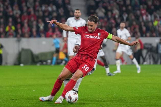 Christian Günter Christian Guenter (SC Freiburg, 30) im Zweikampf mit Xherdan Shaqiri (FC Basel, 10) , Deutschland, Fussball, UEFA Europa League, 1.Spieltag, Ligaphase, 2025 2026, SC Freiburg vs. FC Basel, 24.09.2025, Europa-Park Stadion, Freiburg, Deutschland Freiburg Europa-Park Stadion Baden-Württemberg Deutschland Copyright: xArnexAmbergx