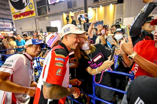 MOTO - MOTO GP - GRAND PRIX OF JAPAN 2025 CHANTRA Somkiat (tha), LCR Honda Idemitsu, Honda RC213V, portrait with fans during the 2025 MotoGP Motul Grand Prix of Japan on the Twin Ring Motegi Circuit from September 26 to 28, At Motegi, Japan - MotegiJapan Copyright: xGIGIxSOLDANOx